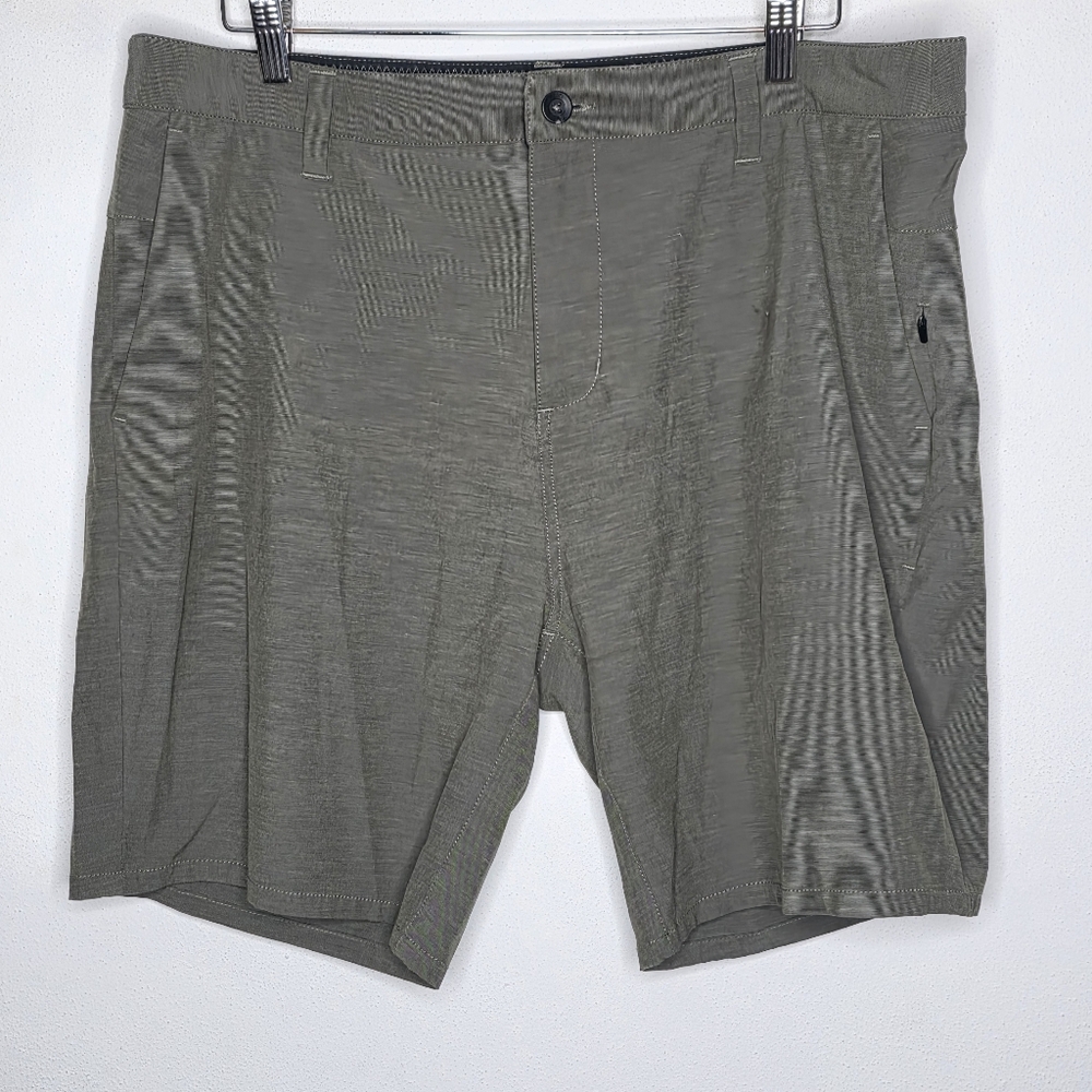 Vuori Aim Shorts Men’s in Gray Chino - Picture 3 of 10